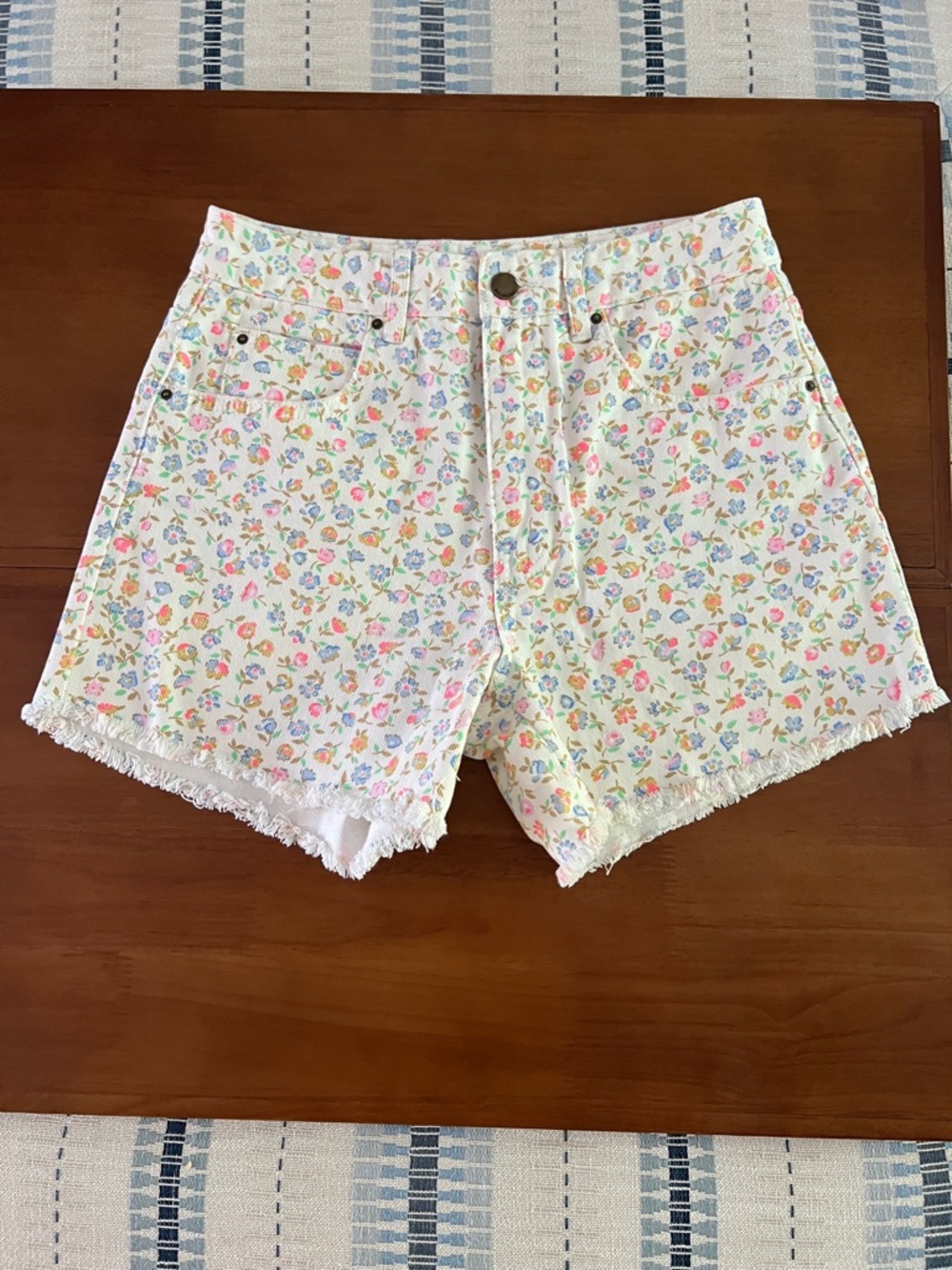 Billabong Size 28 Floral Shorts like new